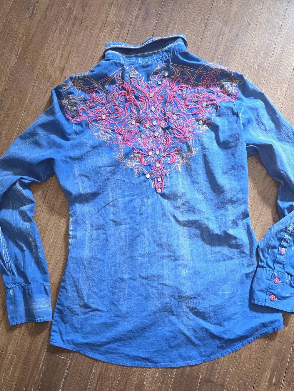 Roar Distressed Print Blue Shirt with Pink Embroidered And Embellished Trim Sz L - Picture 5 of 6